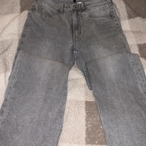 Grå jeans från Divided - Säljer ett par grå jeans från Divided som är lågmidjade. Jag är 1,60 och de är lite för långa för mig, men passar jätte bra till folk som är 1,65 +. Det är sömmar som är lösa vid dragkedjan på byxorna men jag kan laga det innan köpet och därav priset, köparen står för frakten🫶🏼kom privat för mer bilder😊