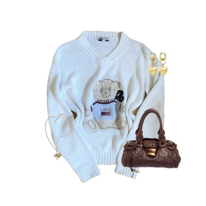 Stickad björn tröja - Super söt stickad tröja från Lulu Castagnette, köpt men aldrig använd! 🙌   ★ Skick: 9/10  ★ Storlek: S (kan passa XS för lite oversize)