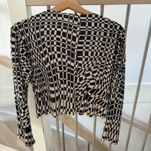 Cool tröja - Supercool lite croppad tröja från MONKI. Är i strl xxs men passar även xs och S