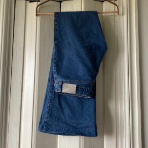 Lågmidjade utsvängda jeans  - Fint skick! Midjemått 72 cm och innerbendlängden 80 cm