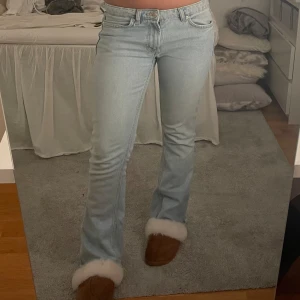 Jeans lowwaist utsvängda lågmidjade bootcut - Zara jeans i storlek 34. Köpta på Plick men passade inte mig, helt oanvända. 💞