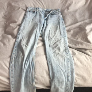 Ljusblå jeans från Perfect Jeans - Säljer ett par ljusblå jeans från Perfect Jeans. De har en klassisk femficksdesign och en bekväm passform. Perfekta för en avslappnad stil. Har tecken på användning lägst ner men det är inget men tänker på❤️