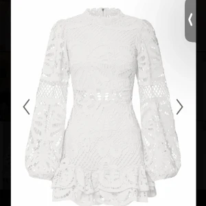 Vit spetsklänning med volangdetaljer - Säljer en elegant vit spetsklänning med långa ärmar och volangdetaljer. Perfekt till studenten och helt i nyskick, säljer då det var fel storlek på mig❤️