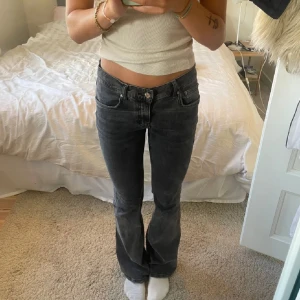 Svarta jeans med bootcut - Snygga gråa jeans med bootcut från Gina tricot! Jag på bilden är 166!