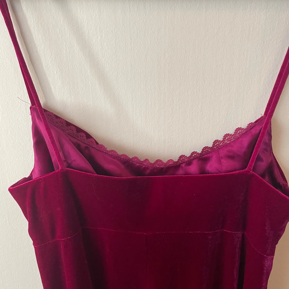 Vinröd sammet klänning - 3