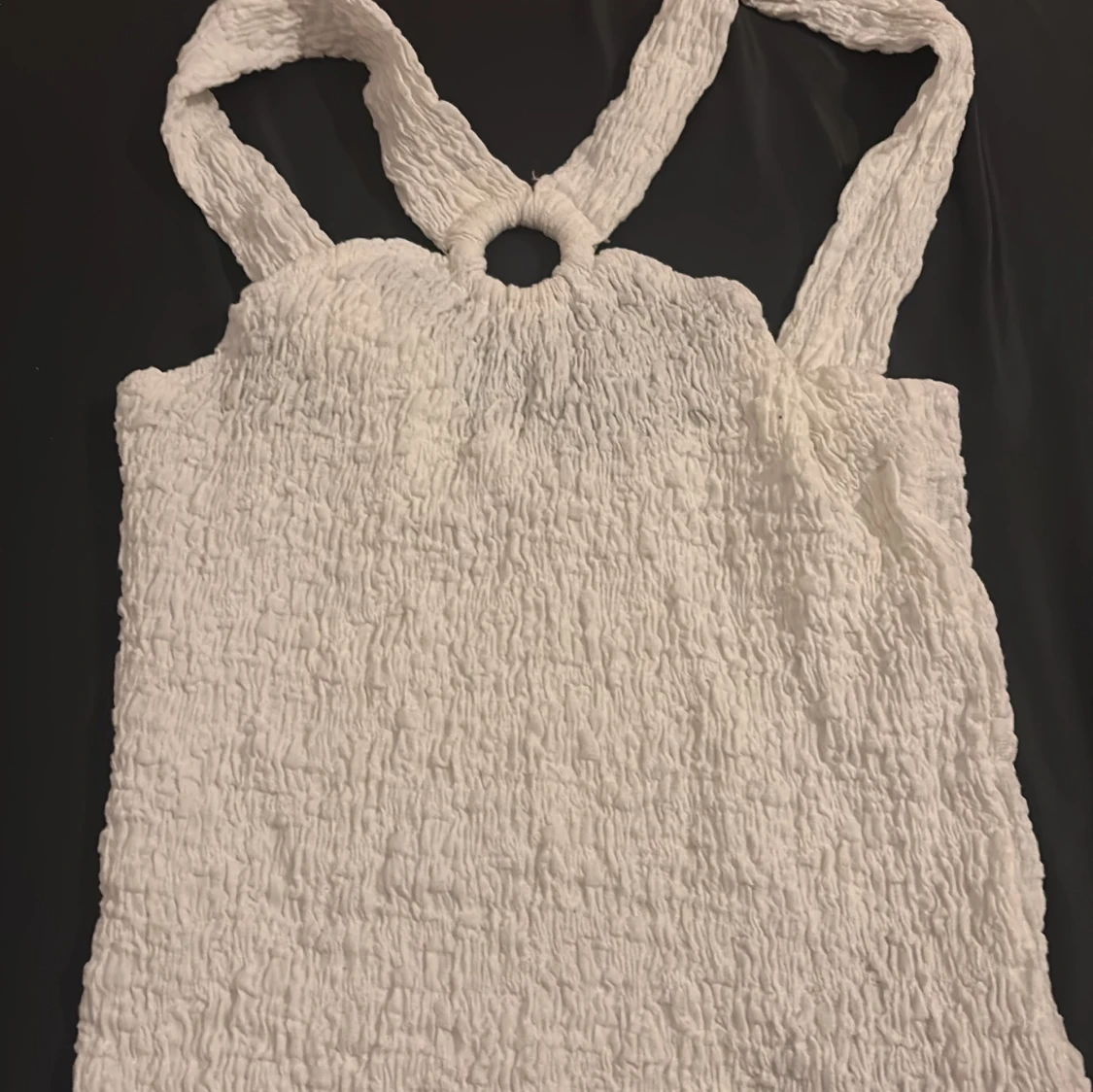 Vit ärmlös topp med ringdetalj