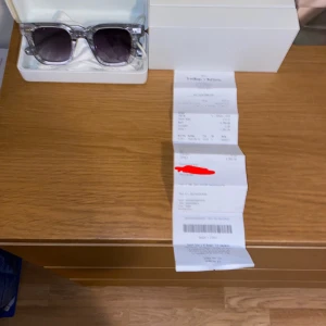 CHIMI 04 Gråa (KVITTO FINNS ❗️❗️) - (MAIN KONTOT @VeloceFashion) 🔹🔹Riktigt feta solglasögon från CHIMI modellen är 04 och passar riktigt bra till en skön vår/sommar fit, 9/10 skick det finns inga defekter dom är bara använda ett par få gånger förra sommaren sen har dom legat i fodralet så väldigt bra skick på dom, ny pris 1350kr men jag säljer dom för endast 899kr  pris går dock att diskutera vid snabbt köp, skicka pm för frågor🔹🔹