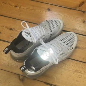 Nike 270 - Snygga Nike Airmax 270 skor som är cleaniskt vita och i mycket bra skick