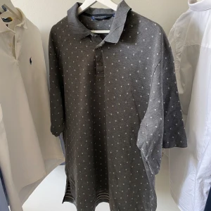 Polo Ralph Lauren pikétröja - Polo Ralph Lauren pikétröja Storlek: XL | Färg: grå Klassisk modell, i fint skick – inga fläckar eller slitage. Passar brabra för golf och vardagsliv ✨👕                                                                    Snabb leverans 🚚 och extra bilder får du gärna fråga om!