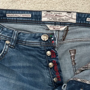Jacob Cohën  - Feta Cohens jeans modellen 622. Storlek 33. Hör av för fler frågor. 