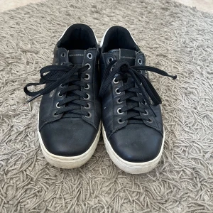 Svarta sneakers från Karl Lagerfeld - Snygga svarta läder sneakers från Karl Lagerfeld med snygga detaljer. Lite slitningar på insidan men inget som märks eller känns av, annars är skorna i bra skick!!🥰