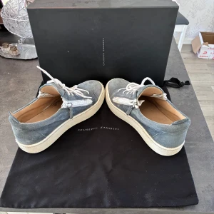 Giuseppe Zanotti skor  - Snygga och ovanliga blåa sneakers från Giuseppe Zanotti. En defekt som visas på 3e bilden därav priset. Perfekt sko till våren/sommar/höst. Det som fås med är dustbag och låda. Priset är ej hugget i sten. Skriv vid funderingar 