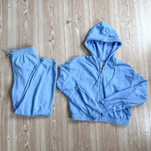 Blått Mjukisset 🩵💙 - Ett blått mjukisset från H&M Divided i storlek S & M. Köptes på Sellpy, byxorna var i ”Bra” skick och är i storlek S, zip-tröjan i ”Mycket bra” skick och är i storlek M (den är kort i modellen)! Byxorna har tecken på användning (en fläck på ena benet och trådar som repats upp lite), zip-tröjan har inga tecken på användning! Nypris 348kr! FÖRST TILL KVARN!💙🩵(BUNDLERABATT VID KÖP AV FLER ARTIKLAR!)