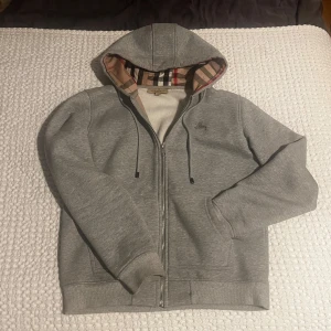 Burberry zip - Grå Burberry zip hoodie storlek medium. Fint skick👍🏻