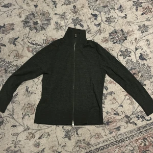 Grå tröja med dragkedja - Säljer en stilren full zip från H&M. Den är använd några gånger och är i bra skick. Skriv gärna om du har några funderingar.