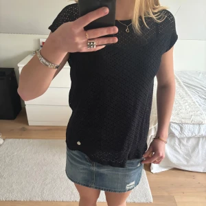 Topp - Säljer en snygg svart topp från 365 i storlek M. Har köpt den på Plick men var inte riktigt min stil så säljer den därav❤️