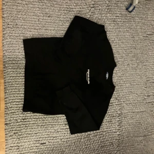 Svart tröja från Jack & Jones - Säljer en stilren svart tröja från Jack & Jones Originals Studio. Tröjan har en enkel design med långärmade ärmar och en rund halsringning. Perfekt för en avslappnad look. Spillde vatten på tröjan i en av bilderna ingen fläck eller så.