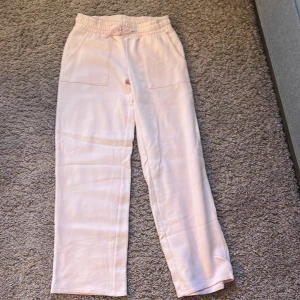 Ljusrosa mjukis byxor från lager - Säljer dessa ljusrosa mjukis byxor från lager för de inte passar mig💕