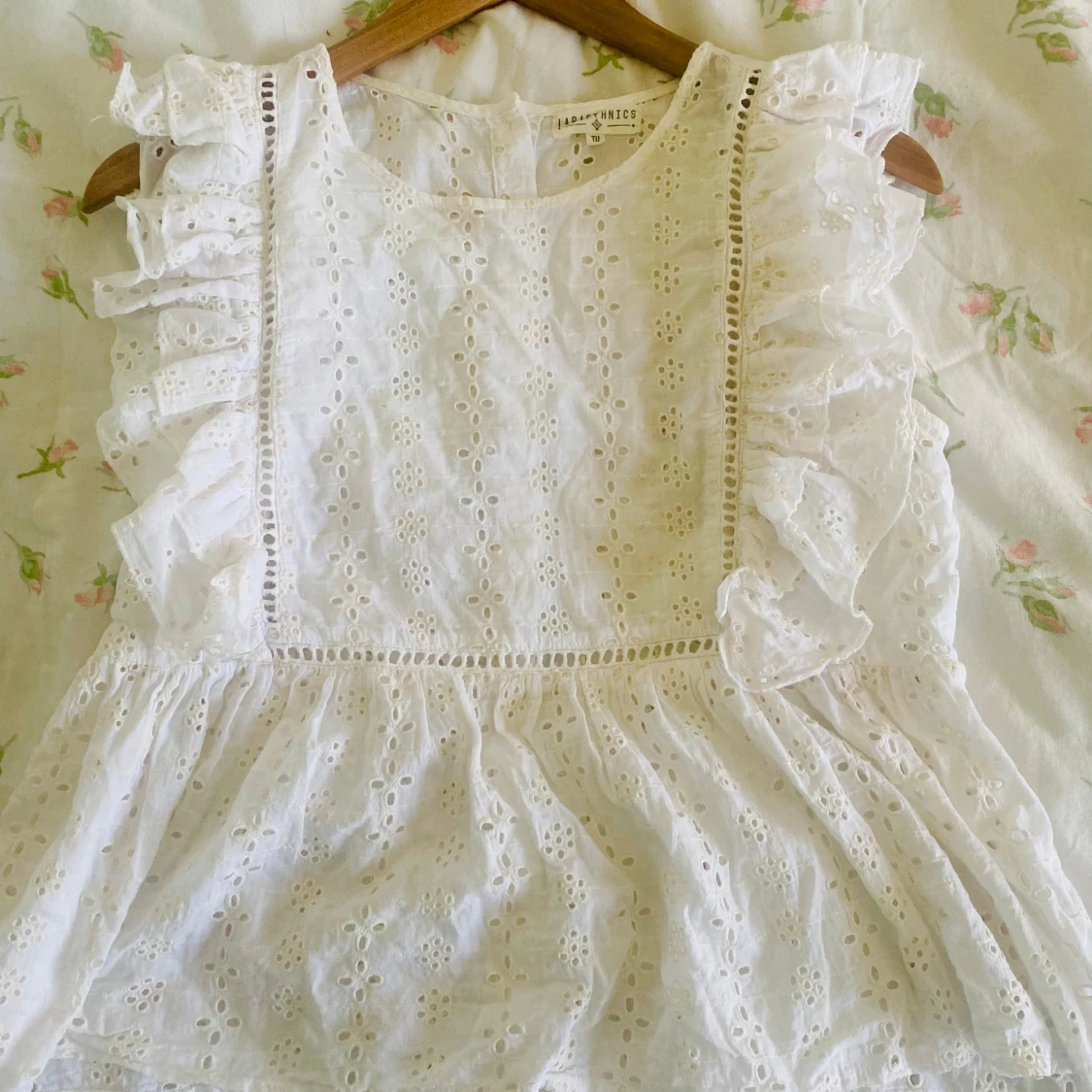 Vit broderad sommarblus