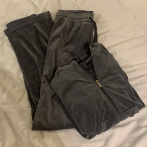 Cecilia velour mjukis det från gina tricot  - Mjukis sett från Gina tricot. Koftan är i storlek xxs men just denna känns stor och passar som xs/s. Byxorna är storlek s