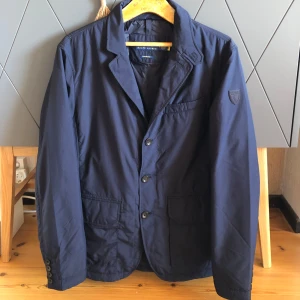 Mörkblå kavaj jacka från Polo Ralph Lauren - Snygg mörkblå kavaj jacka från Polo Ralph Lauren med knappar framtill och ett stilrent märke på ärmen, Perfekt för en elegant look🤩Skick 9,5/10 använd 3 gånger. Nypris 5000 kr mitt pris 2000 kr, priset är ej hugget i sten! För flera frågor är det bara att skriva😃🪩