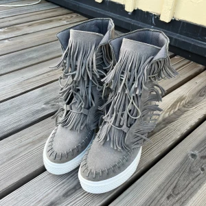 Skor med fransar - Fina skor med kilklack och fransar! Använda fåtal gånger med påsar kvar😁 Skriv till mig vid frågor💕 Står strl 40 i skon men passar mig som normalt har 39. Pris går att diskutera 