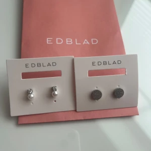Örhängen från Edblad - Säljer två par superfina örhängen i från Edblad som är helt oanvända😍Pärlörhängerna kostar 170kr (nypris 300kr) och de runda örhängena kostar 130kr (nypris 250)💕Man kan få båda för 250kr! Hör av dig om du är intresserad eller har frågor💕⚠️OBS: KÖPAREN STÅR FÖR FRAKT OM DET TILLKOMMER!