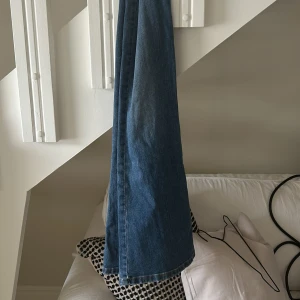 Blå jeans från Bershka wide fit - Säljer ett par klassiska blå jeans från Bershka med wide fit. Tillverkade i bomull med en skön denimkänsla. 