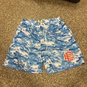 Blå meshshorts från EE - Blåa EE shorts. 1to1. Perfect för sommaren och är tunna mesh shorts. Passar mindre. Helt nya aldrig använda