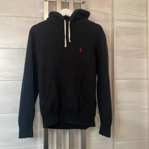 Ralph Lauren tröja - Säljer nu denna svarta Polo Ralph Lauren tröja, den är i storlek XS men sitter mer som en S. Hör av dig vid frågor eller funderingar! 