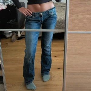 Low waist bootcut jeans - Säljer dessa low waist bootcut jeans, en defekt på sista bilden annars jätte fina