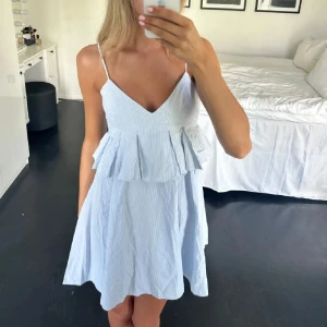 Volang klänning  - Söt volang klänning från Zara, storlek XS❤️