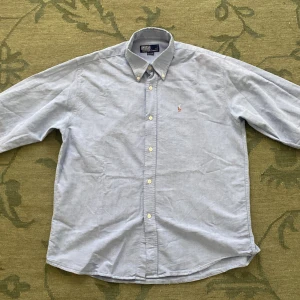 Ljusblå skjorta från Polo Ralph Lauren - Klassisk ljusblå skjorta från Polo Ralph Lauren. Nypris: 1600kr
