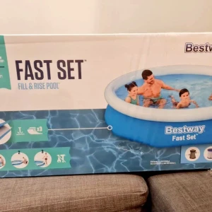 Bestway pool (oöppnad förpackning)  - Bestway pool (oöppnad förpackning) till salu,  500 kr, till trädgården eller till stugan. Lättmonterad pool för varma sommardagar, med slitstarka UV-resistenta väggar. Blås upp den övre ringen, anslut den medföljande filterpumpen och fyll poolen med vatten och sen är det bara att hoppa i. Med praktisk avtappningsplugg för enkel tömning. Mycket lätt att ta ner när badsäsongen är över. Volym: 3200 liter (fylld till 80 %). 3,05 cm x 66 cm.