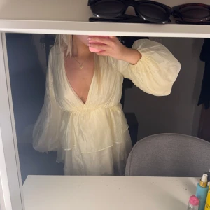 Gul volang klänning - Superfin klänning från Gina i storlek S😍Säljer då då jag inte använde den. Köpt för 499kr och säljer för 249, endast använd 1 gång💕