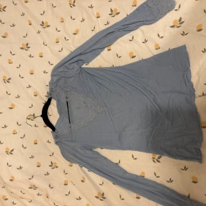 intimissimi tröja  - Supersöt ljusblå långärmad topp från Intimissimi med spets. Nästintill oanvänd, dock så finns det defekter, trådar som hänger ut (se på sista bild). 