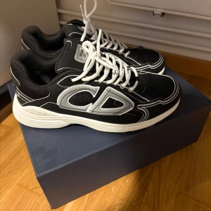 Dior B30 - Nya Dior B30 som jag säljer pga jag köpte litet storlek, använda 1 gång och tyckte it dem va bekväma. Bra pris för dessa skor men priset kan alltid diskuteras så de bara skriva. MÖTS INTE UPP OCH GÖR INGA BYTE!!