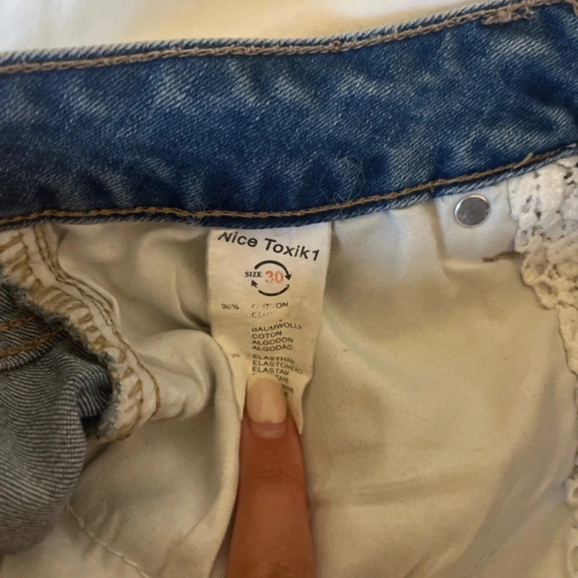 Blå jeansshorts med nitar från Nice Toxik - 3