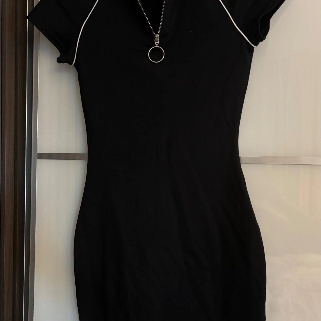 Svart kortärmad klänning med zip - 1