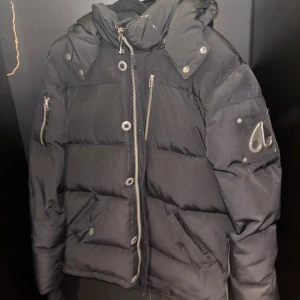 Moose knuckels jacka - Tja, säljer nu min använda moose jacka. Den är i bra skick och en perfekt vinter jacka. Den e självklart äkta vilket man ser men saknar dämremot en pels(kvitto kan nog lösas). Bara skriva om du har några frågor 😄