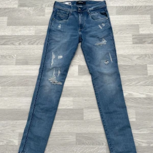 Replay Anbass med slitningar - Replay Anbass hyperflex(med slitningar) - Nyskick - Storlek 29/32 - Nypris: 1800kr - Mitt pris: 799kr - Priset inte hugget i sten:)