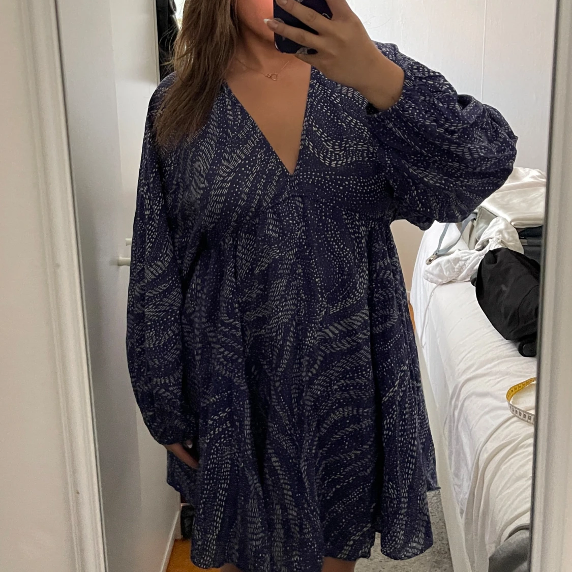 Mörkblå kortklänning med öppen rygg