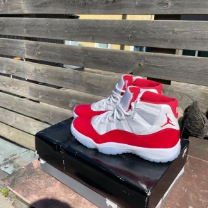 Nike Air Jordan 11 Cherry  - Perfekta skor för att sticka ut lite men ändå ha en clean look! Använt max 3 gånger så dom är i ny skick original lådan ingår!