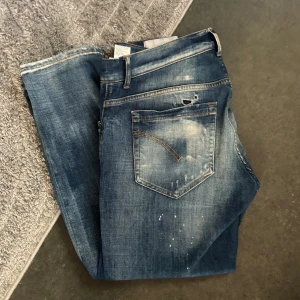 Dondup George storlek 34 - Dondup George i storlek 34, väldigt bra skick och väldigt väldigt feta. Passform: slim/skinny. Väldigt populära och efterfrågade jeans!