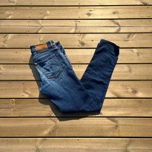 Jacob Cohen - Säljer nu dessa väldigt fina Jacob Cohen jeans i storlek w34. Modellen på dessa är 622. Skicket är även väldigt fint utan några skador eller liknande 9/10. Midja 44cm. Lår 26cm. Ytterlängd 107cm. Innerlängd 80cm. För fler frågor eller liknande är de bara att höra av sig