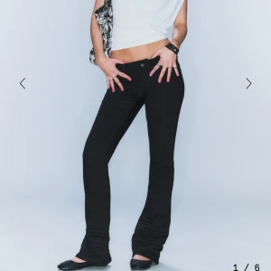 Svarta bootcut jeans från Cheap Monday - Säljer mina jeans från weekday de dem tyvärr är för stora för mig, skriv för fler egna bilder💕