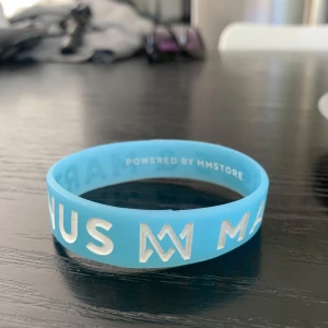 Blått MMStore silikonarmband - Coolt blått armband i silikon med vit text och MM logga. 