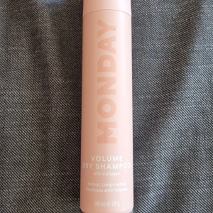 Torrschampo från MONDAY - Torrschampo från MONDAY som ger volym i en snygg ljusrosa flaska. Innehåller kollagen för extra fyllighet och fräsch känsla. Perfekt för att snabbt fräscha upp håret och ge volym. Helt ny, aldrig testat.