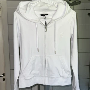 Vit hoodie från Juicy Couture S - Vit Juicy Couture kofta, helt ny med prislappen kvar. Storlek S.
