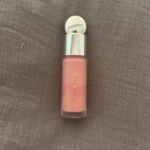 Smink - Säljer denna blushen från Rare Beauty i färgen Happy då jag har en likadan i en annan färg. Den är endast testad och i bra skick!